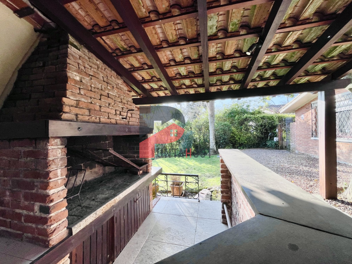 Casa ID.481 - Casa de 3 Dormitorios, Piscina Climatizada y Parrillero en Playa Mansa, Punta del Este