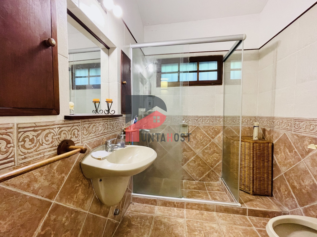 Casa ID.481 - Casa de 3 Dormitorios, Piscina Climatizada y Parrillero en Playa Mansa, Punta del Este