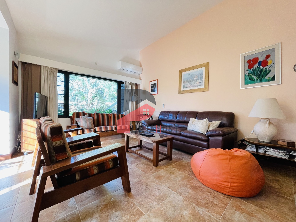 Casa ID.481 - Casa de 3 Dormitorios, Piscina Climatizada y Parrillero en Playa Mansa, Punta del Este