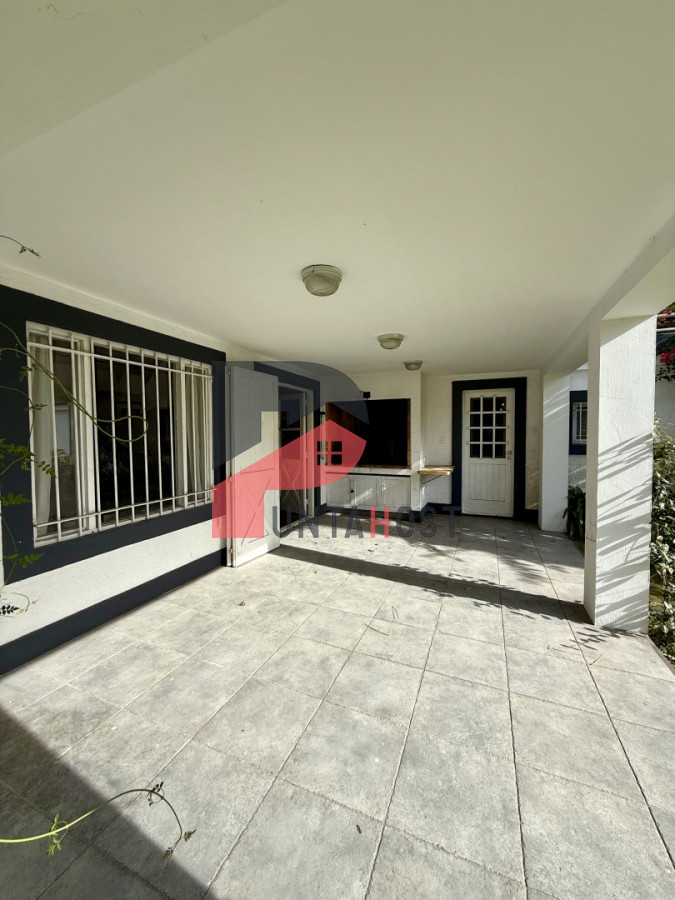 Casa ID.484 - Casa de 3 Dormitorios más Dependencia y Piscina, en Aidy Grill Punta del Este, Ubicada a pasos del Mar