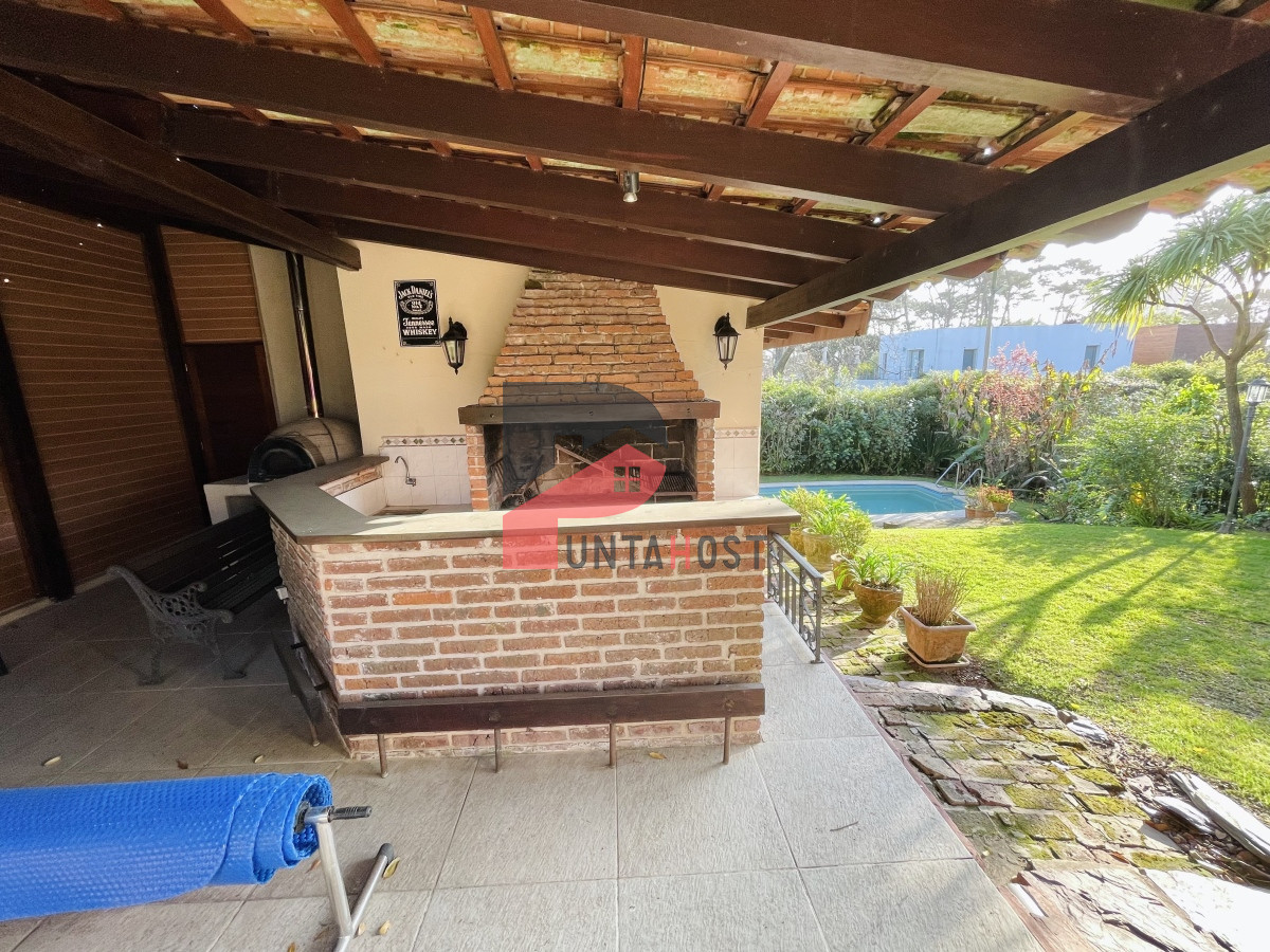 Casa ID.481 - Casa de 3 Dormitorios, Piscina Climatizada y Parrillero en Playa Mansa, Punta del Este