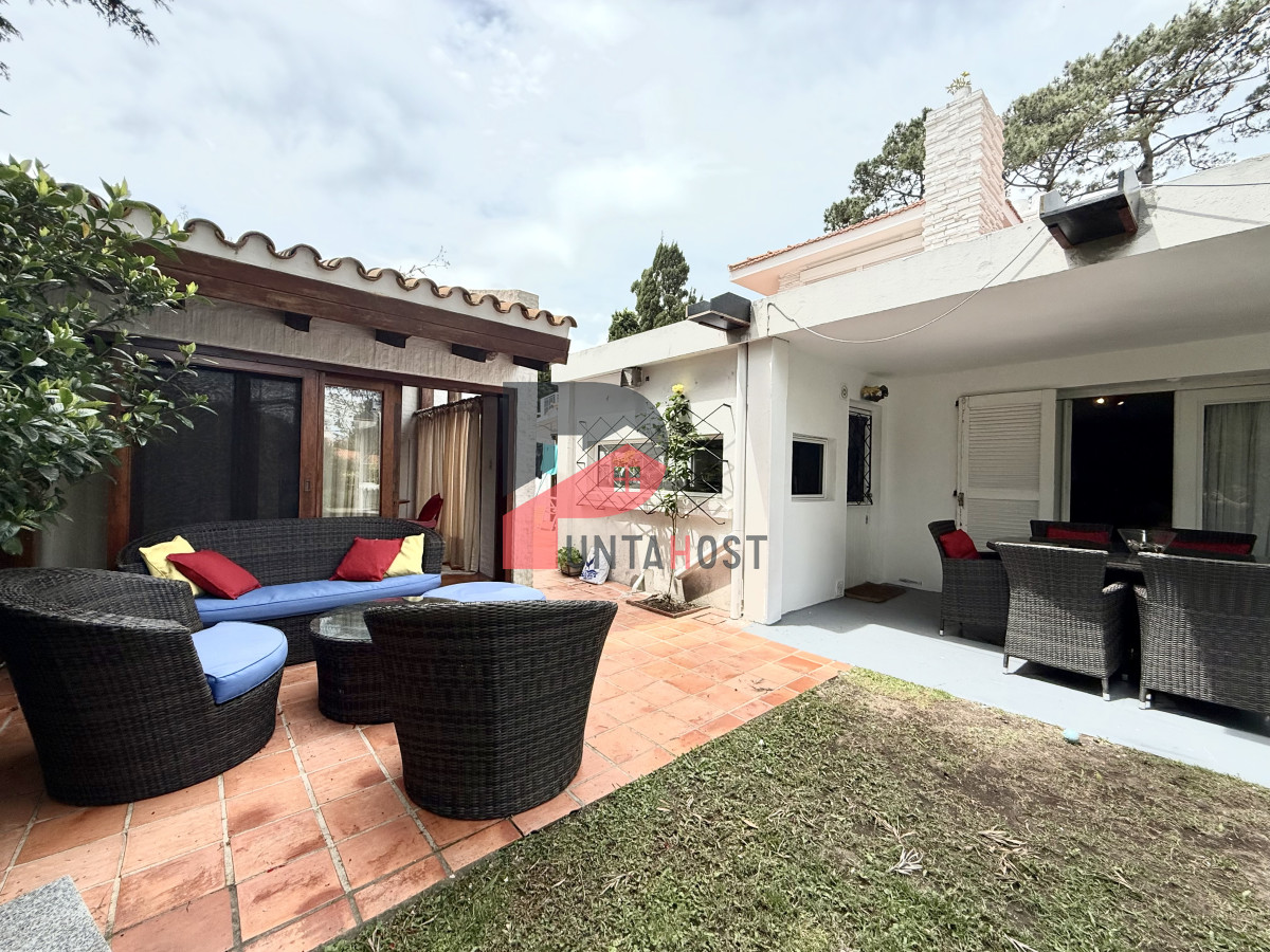 Casa ID.482 - Alquiler temporal de casa de 3 dormitorios con gran parque en playa mansa, Punta del Este