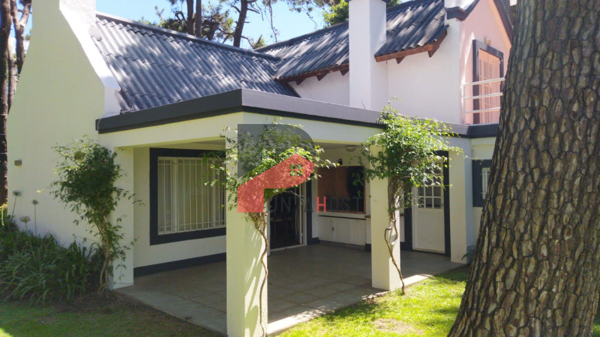 Casa ID.484 - Casa de 3 Dormitorios más Dependencia y Piscina, en Aidy Grill Punta del Este, Ubicada a pasos del Mar