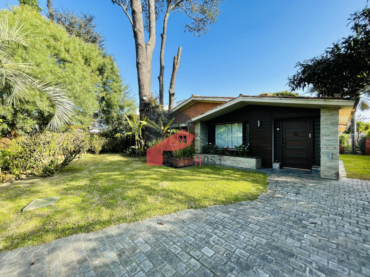 Casa ID.481 - Casa de 3 Dormitorios, Piscina Climatizada y Parrillero en Playa Mansa, Punta del Este