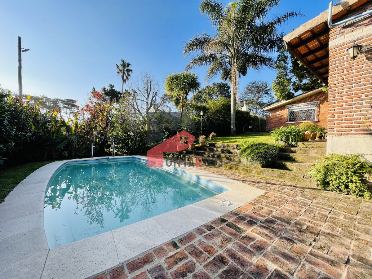 Casa ID.481 - Casa de 3 Dormitorios, Piscina Climatizada y Parrillero en Playa Mansa, Punta del Este