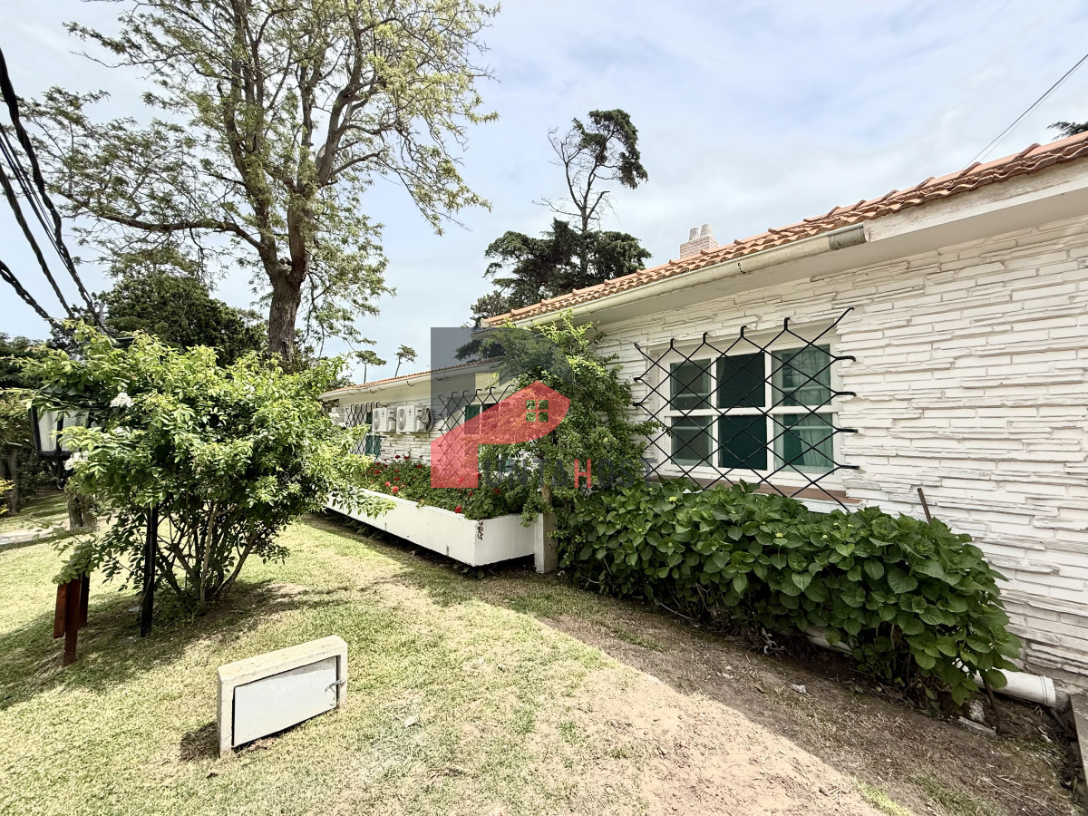Casa ID.482 - Alquiler temporal de casa de 3 dormitorios con gran parque en playa mansa, Punta del Este