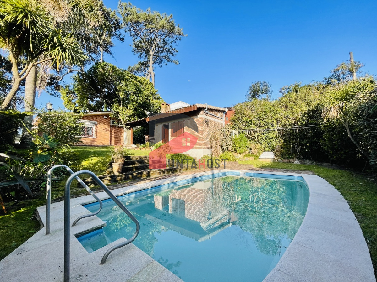 Casa ID.481 - Casa de 3 Dormitorios, Piscina Climatizada y Parrillero en Playa Mansa, Punta del Este