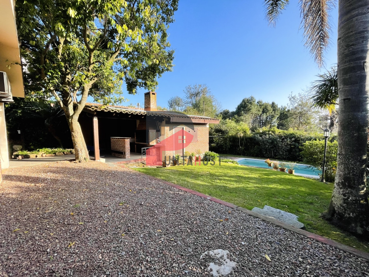 Casa ID.481 - Casa de 3 Dormitorios, Piscina Climatizada y Parrillero en Playa Mansa, Punta del Este