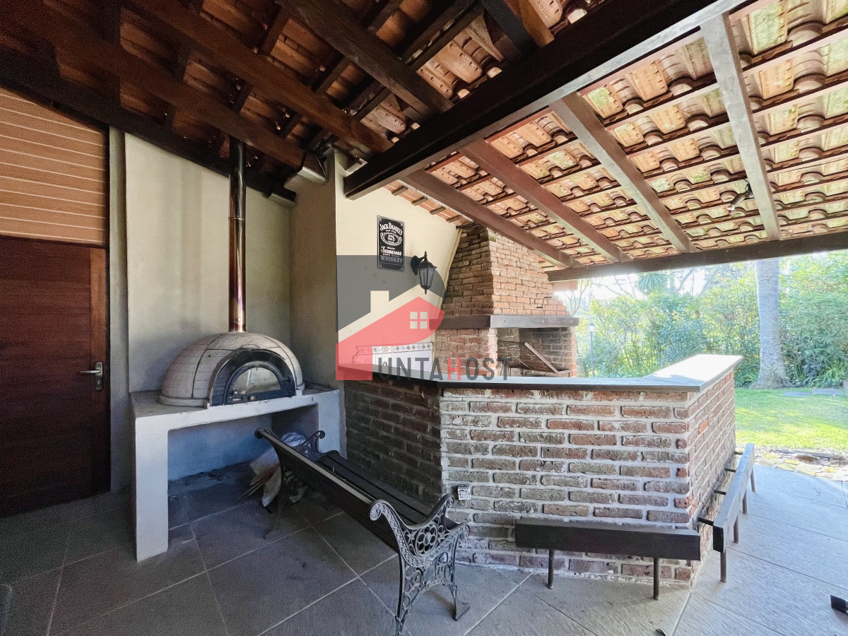 Casa ID.481 - Casa de 3 Dormitorios, Piscina Climatizada y Parrillero en Playa Mansa, Punta del Este