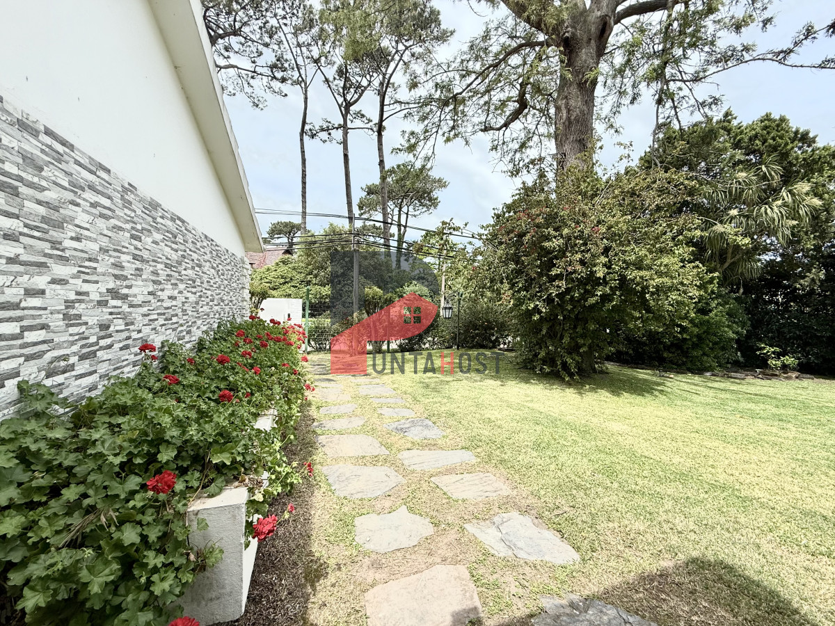 Casa ID.482 - Alquiler temporal de casa de 3 dormitorios con gran parque en playa mansa, Punta del Este