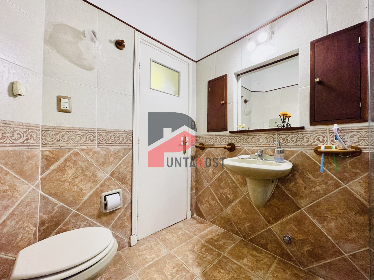 Casa ID.481 - Casa de 3 Dormitorios, Piscina Climatizada y Parrillero en Playa Mansa, Punta del Este