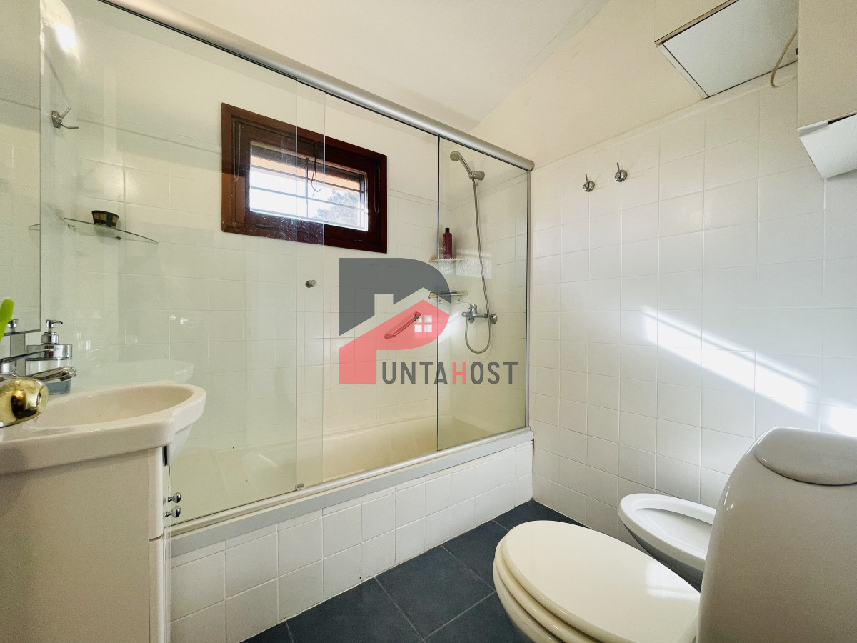 Casa ID.481 - Casa de 3 Dormitorios, Piscina Climatizada y Parrillero en Playa Mansa, Punta del Este