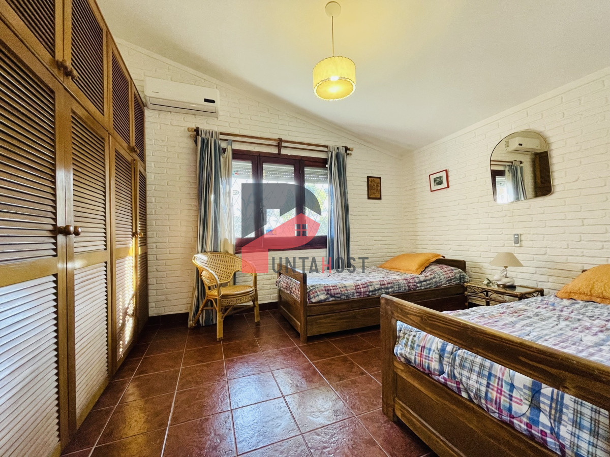 Casa ID.481 - Casa de 3 Dormitorios, Piscina Climatizada y Parrillero en Playa Mansa, Punta del Este