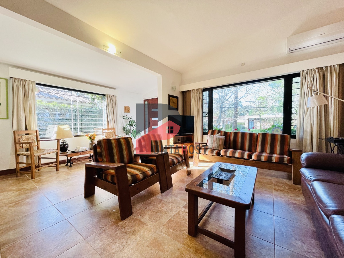 Casa ID.481 - Casa de 3 Dormitorios, Piscina Climatizada y Parrillero en Playa Mansa, Punta del Este