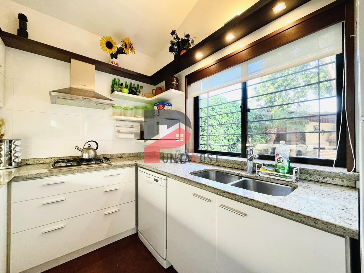 Casa ID.481 - Casa de 3 Dormitorios, Piscina Climatizada y Parrillero en Playa Mansa, Punta del Este