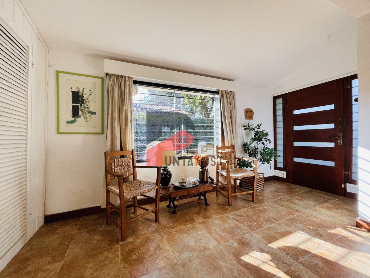 Casa ID.481 - Casa de 3 Dormitorios, Piscina Climatizada y Parrillero en Playa Mansa, Punta del Este