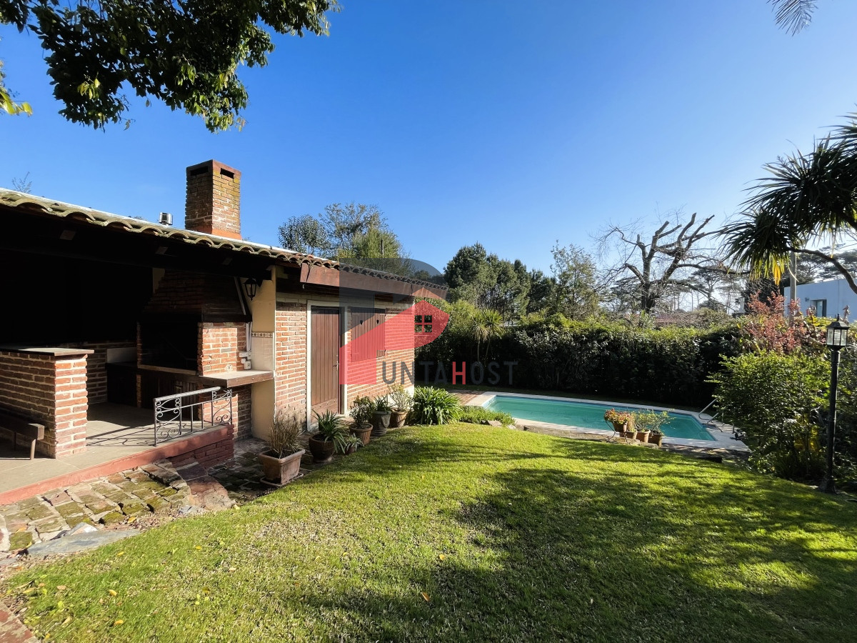 Casa ID.481 - Casa de 3 Dormitorios, Piscina Climatizada y Parrillero en Playa Mansa, Punta del Este