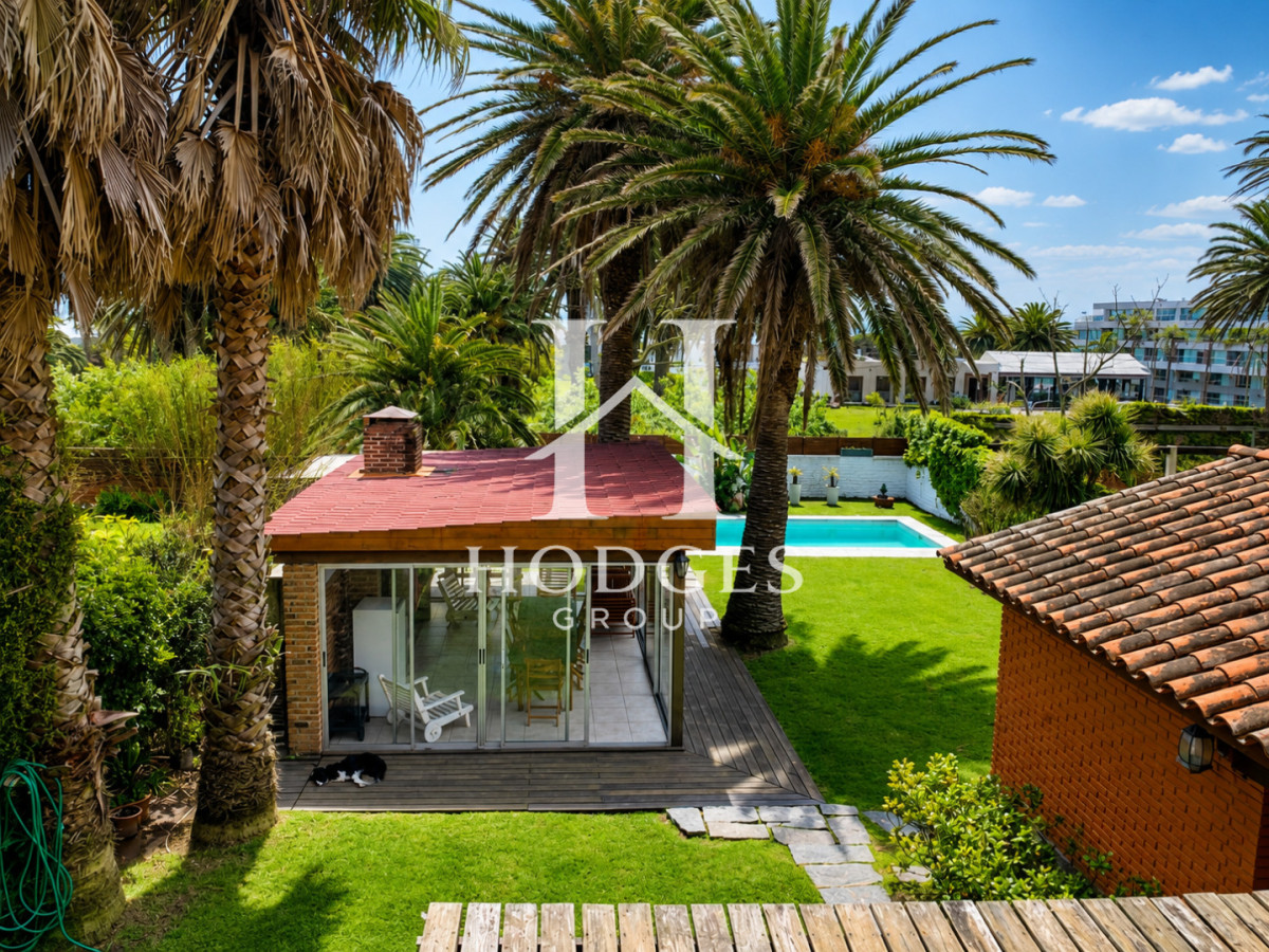 Casa ID.366 - Espectacular Casa de 6 Dormitorios, Piscina y Barbacoa en la Península de Punta del Este