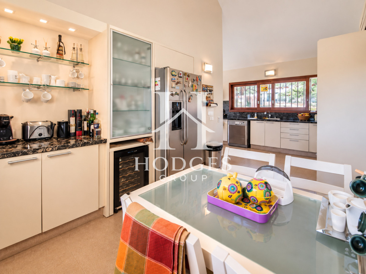 Casa ID.584 - Excelente Casa de 4 Dormitorios, Piscina Climatizada y Barbacoa a una cuadra del Mar, Playa Mansa