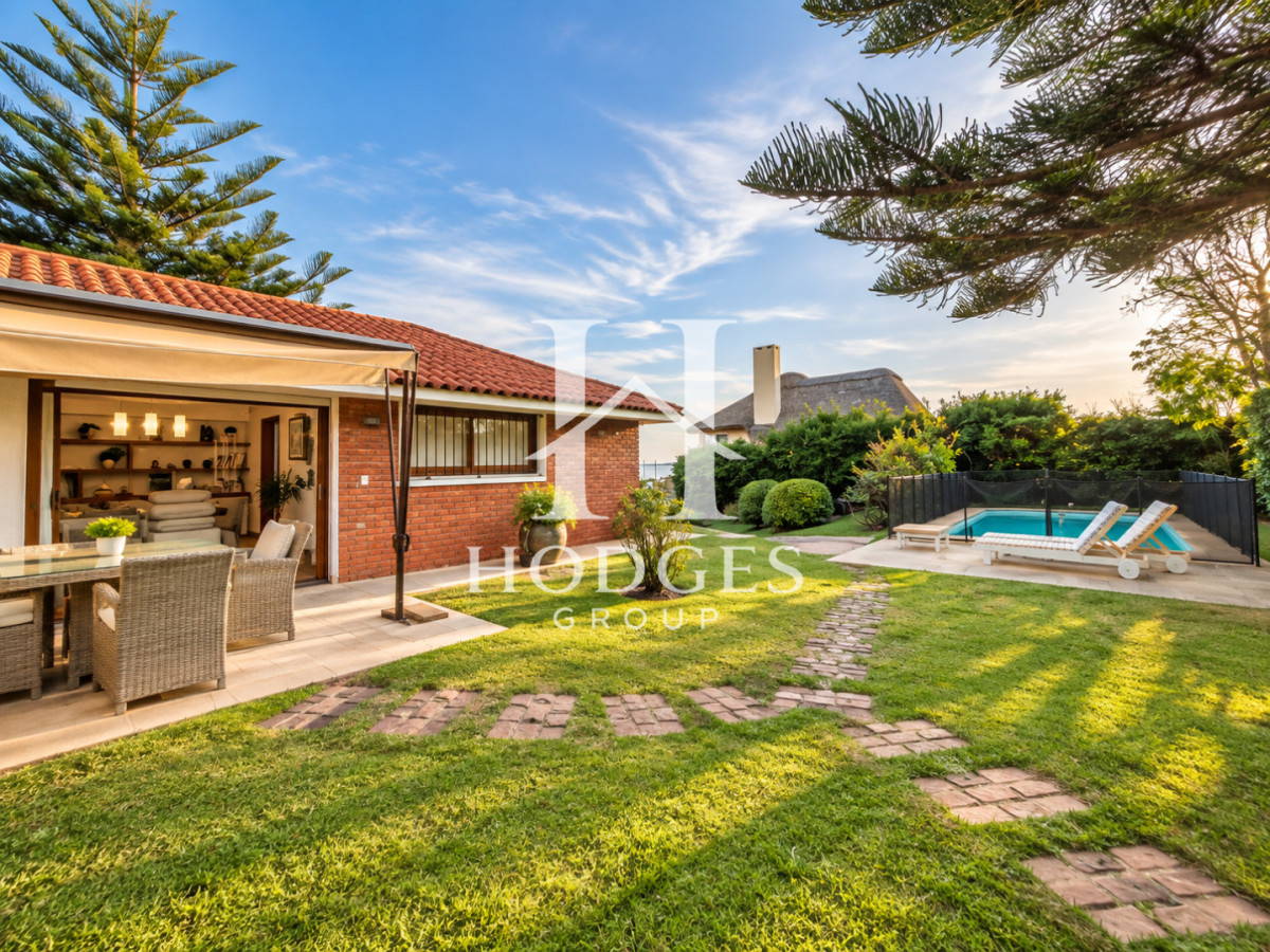 Casa ID.584 - Excelente Casa de 4 Dormitorios, Piscina Climatizada y Barbacoa a una cuadra del Mar, Playa Mansa