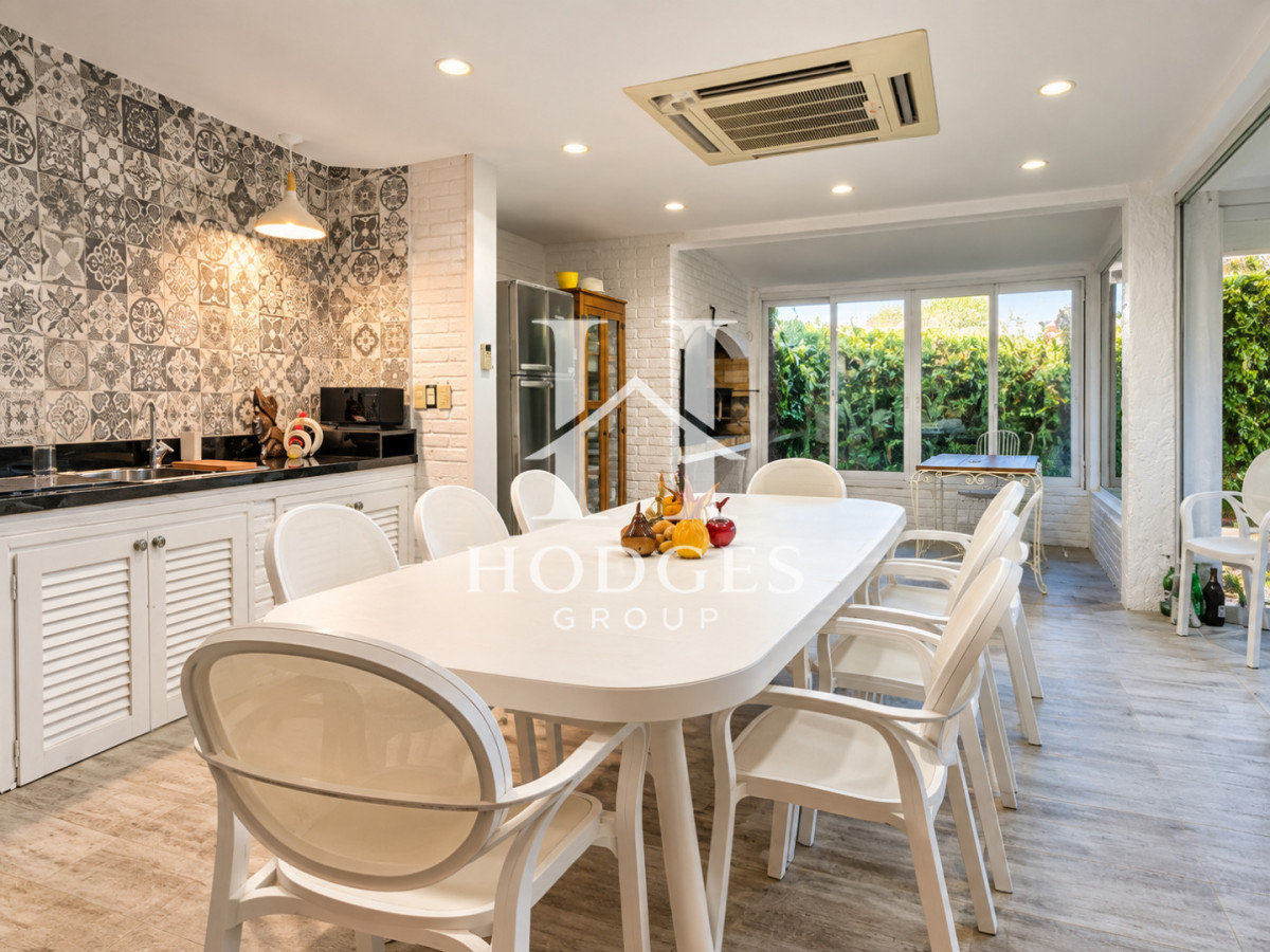 Casa ID.584 - Excelente Casa de 4 Dormitorios, Piscina Climatizada y Barbacoa a una cuadra del Mar, Playa Mansa