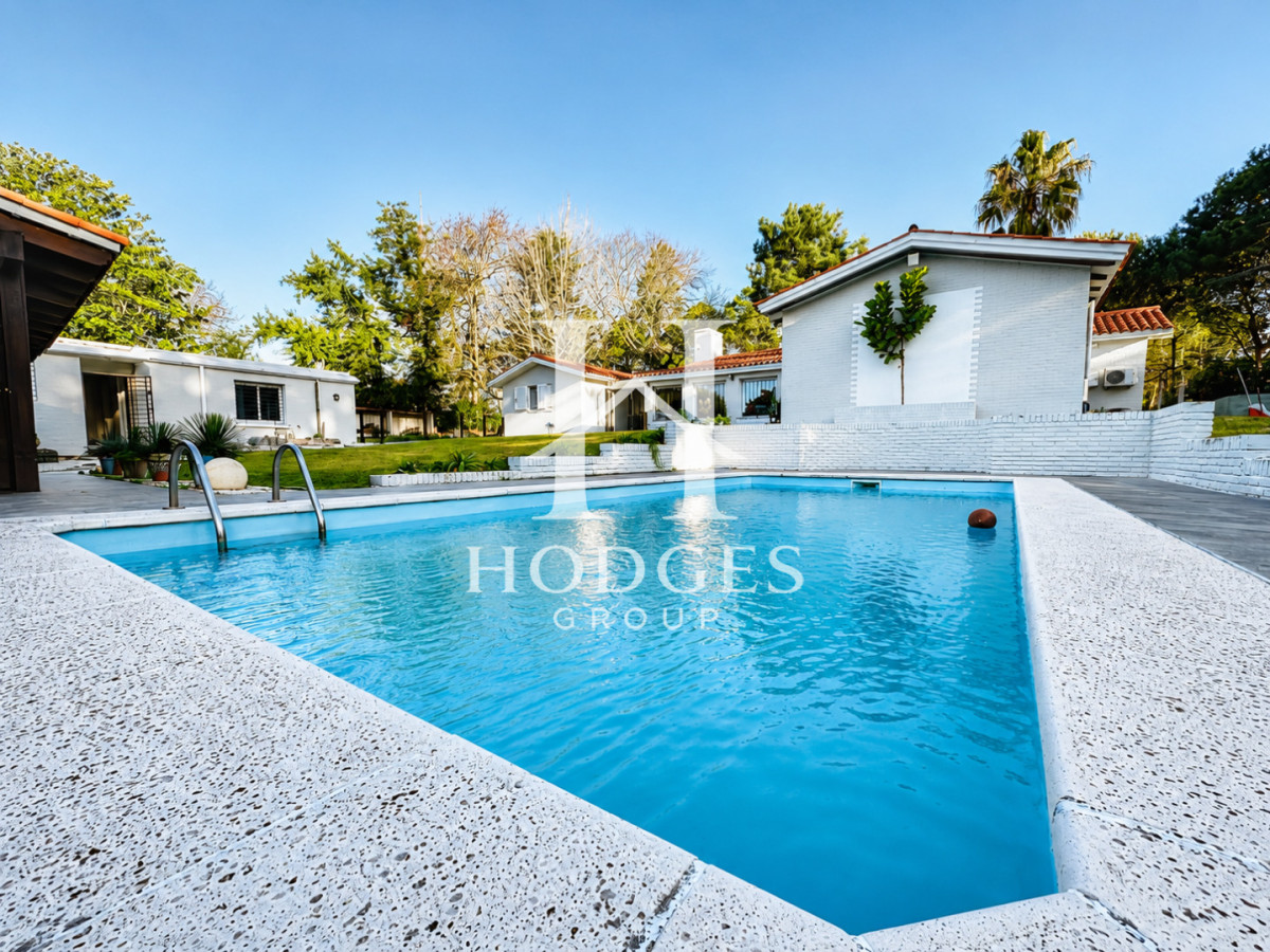 Casa ID.457 - Espectacular Casa Moderna de 5 Dormitorios con Piscina Climatizada y Barbacoa en Alquiler de Temporada, Punta del Este