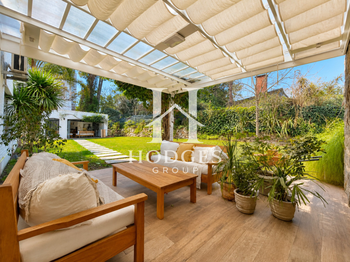 Casa ID.395 - Moderna Casa de 4 Dormitorios, Piscina Climatizada y Parrillero en Playa Mansa, Punta del Este
