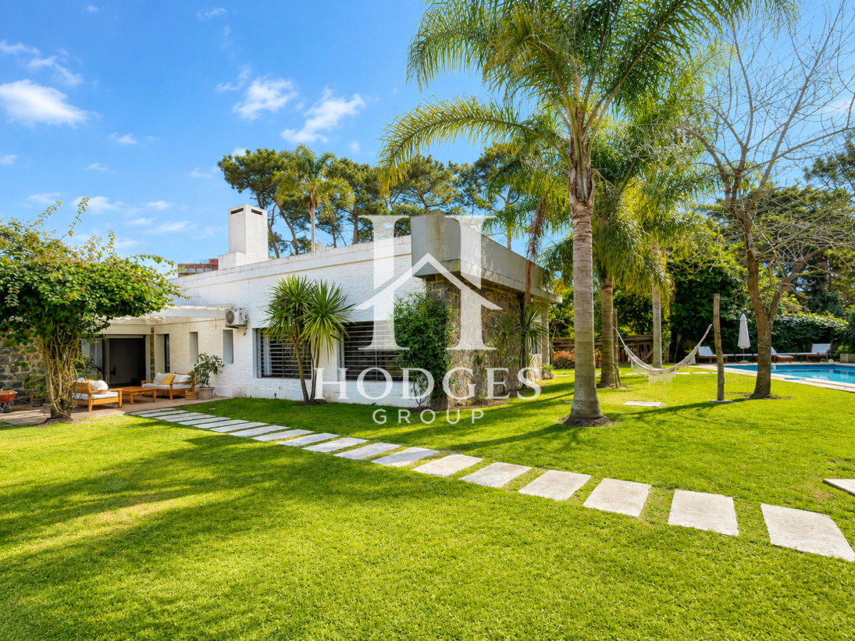 Casa ID.395 - Moderna Casa de 4 Dormitorios, Piscina Climatizada y Parrillero en Playa Mansa, Punta del Este