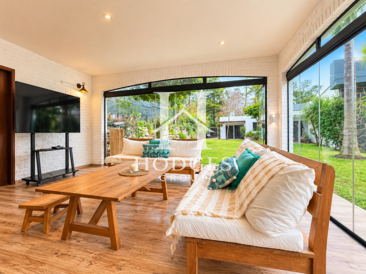 Casa ID.395 - Moderna Casa de 4 Dormitorios, Piscina Climatizada y Parrillero en Playa Mansa, Punta del Este