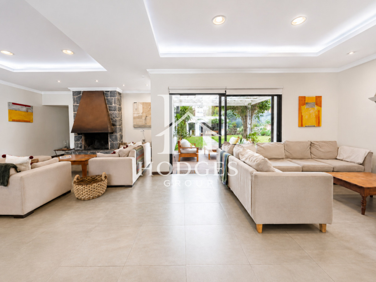 Casa ID.395 - Moderna Casa de 4 Dormitorios, Piscina Climatizada y Parrillero en Playa Mansa, Punta del Este