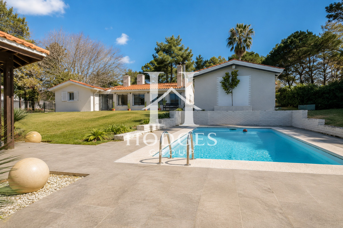 Casa ID.457 - Espectacular Casa Moderna de 5 Dormitorios con Piscina Climatizada y Barbacoa en Alquiler de Temporada, Punta del Este