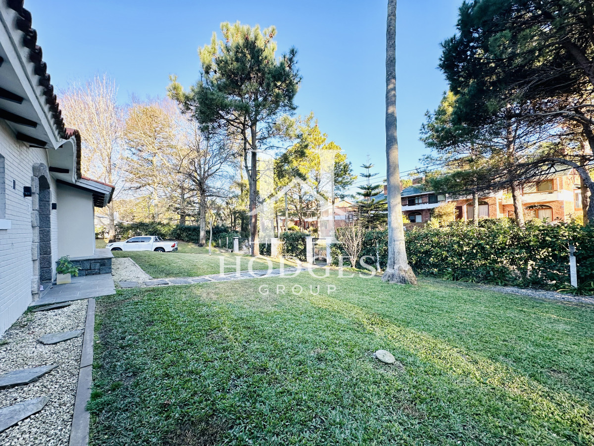 Casa ID.457 - Espectacular Casa Moderna de 5 Dormitorios con Piscina Climatizada y Barbacoa en Alquiler de Temporada, Punta del Este