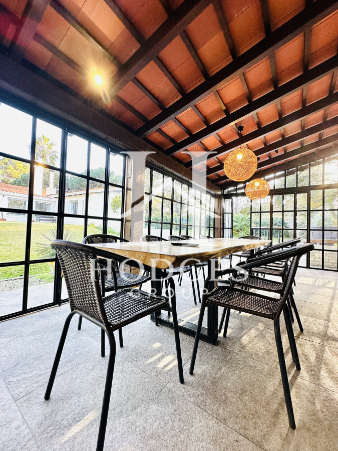 Casa ID.457 - Espectacular Casa Moderna de 5 Dormitorios con Piscina Climatizada y Barbacoa en Alquiler de Temporada, Punta del Este