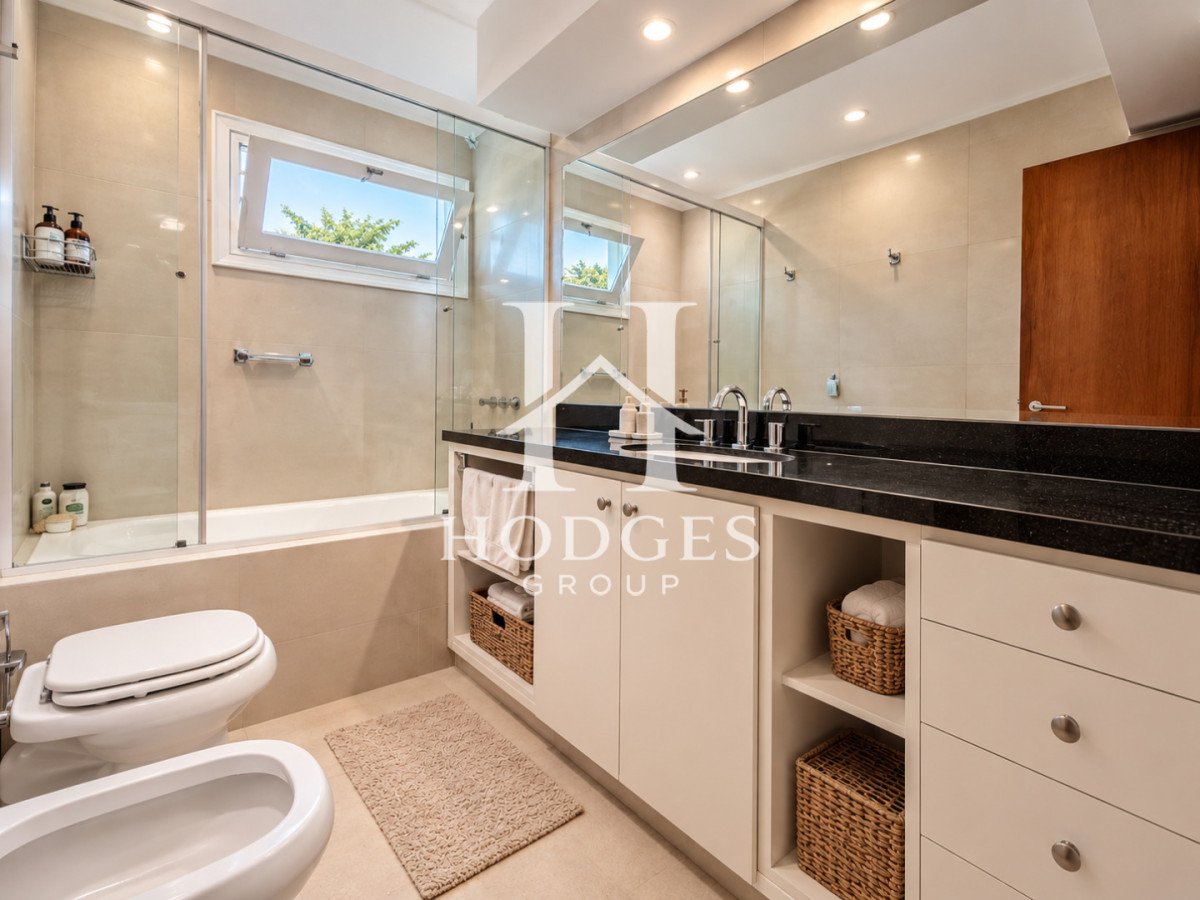 Casa ID.584 - Excelente Casa de 4 Dormitorios, Piscina Climatizada y Barbacoa a una cuadra del Mar, Playa Mansa