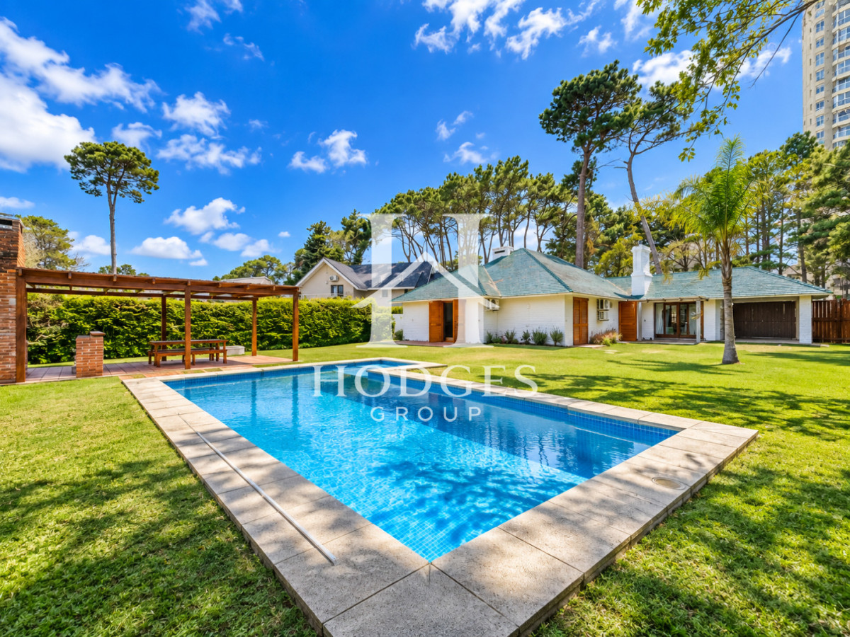Casa ID.533 - Casa de 3 Dormitorios con Piscina y Parrillero techado en Barrio Lugano a pasos de Punta Shopping, Punta del Este