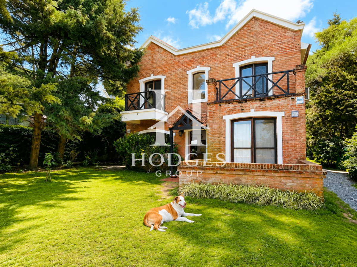 Casa ID.609 - Casa de 3 Dormitorios + Dependencia, con Piscina Climatizada y Parrillero, a 400 metros del mar. Rincón del Indio, Punta del Este