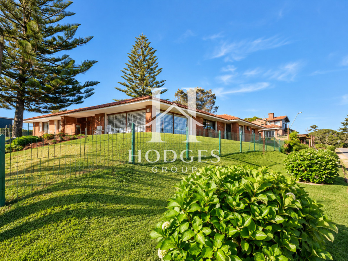 Casa ID.584 - Excelente Casa de 4 Dormitorios, Piscina Climatizada y Barbacoa a una cuadra del Mar, Playa Mansa