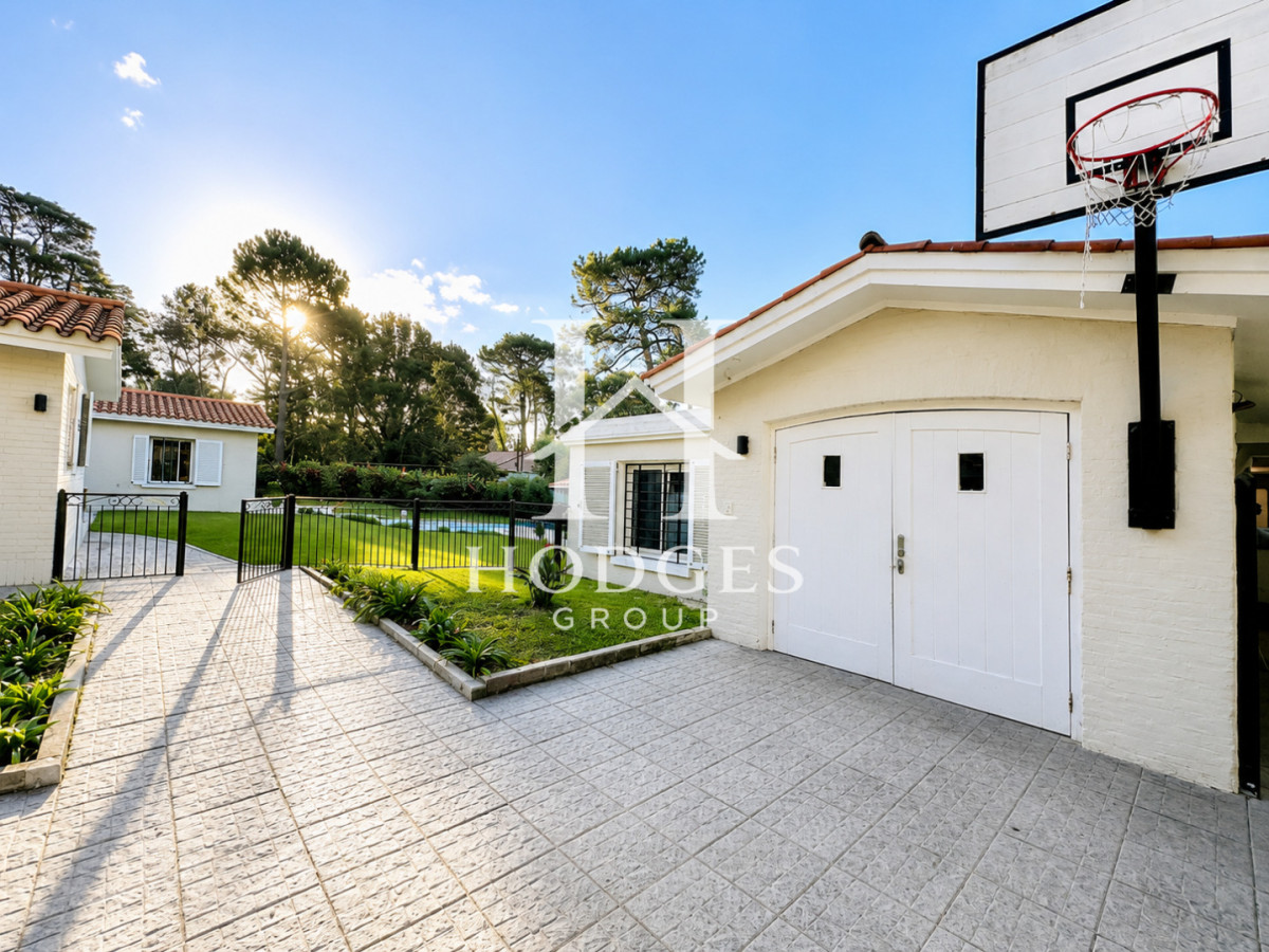 Casa ID.457 - Espectacular Casa Moderna de 5 Dormitorios con Piscina Climatizada y Barbacoa en Alquiler de Temporada, Punta del Este