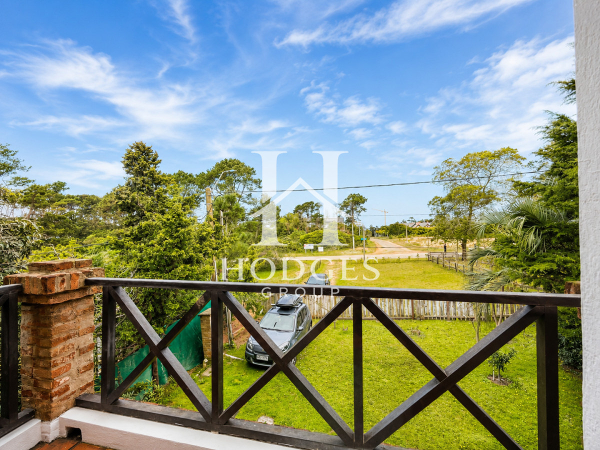 Casa ID.609 - Casa de 3 Dormitorios + Dependencia, con Piscina Climatizada y Parrillero, a 400 metros del mar. Rincón del Indio, Punta del Este