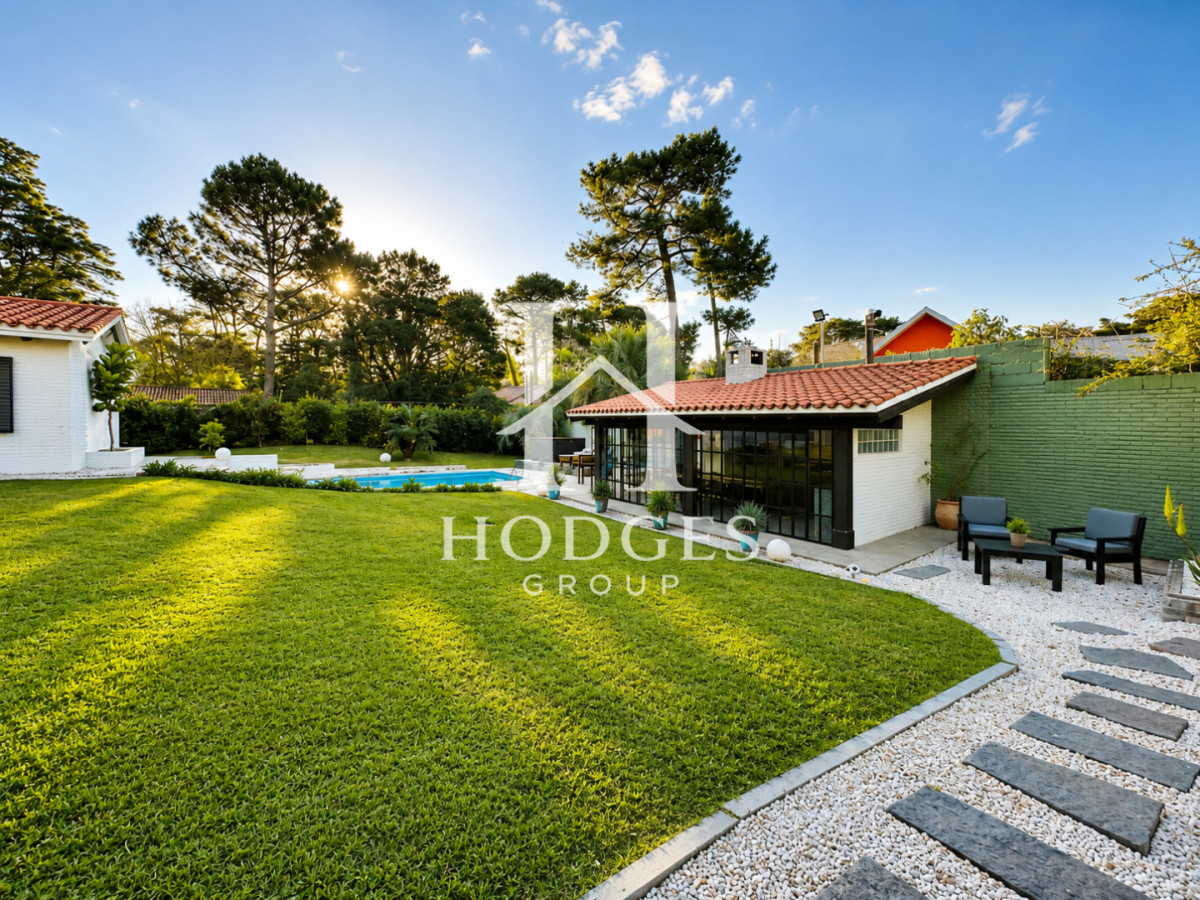 Casa ID.457 - Espectacular Casa Moderna de 5 Dormitorios con Piscina Climatizada y Barbacoa en Alquiler de Temporada, Punta del Este