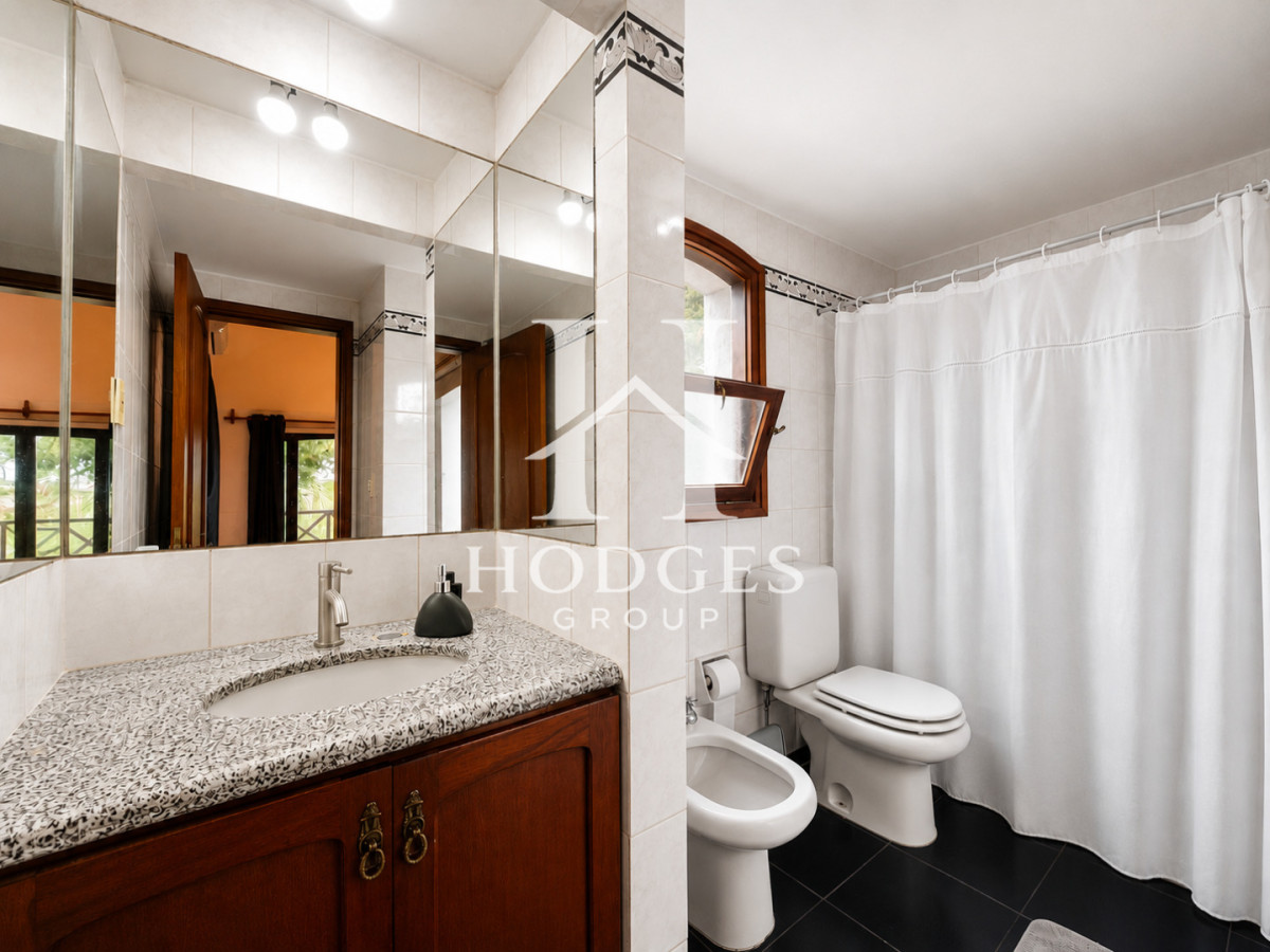 Casa ID.609 - Casa de 3 Dormitorios + Dependencia, con Piscina Climatizada y Parrillero, a 400 metros del mar. Rincón del Indio, Punta del Este