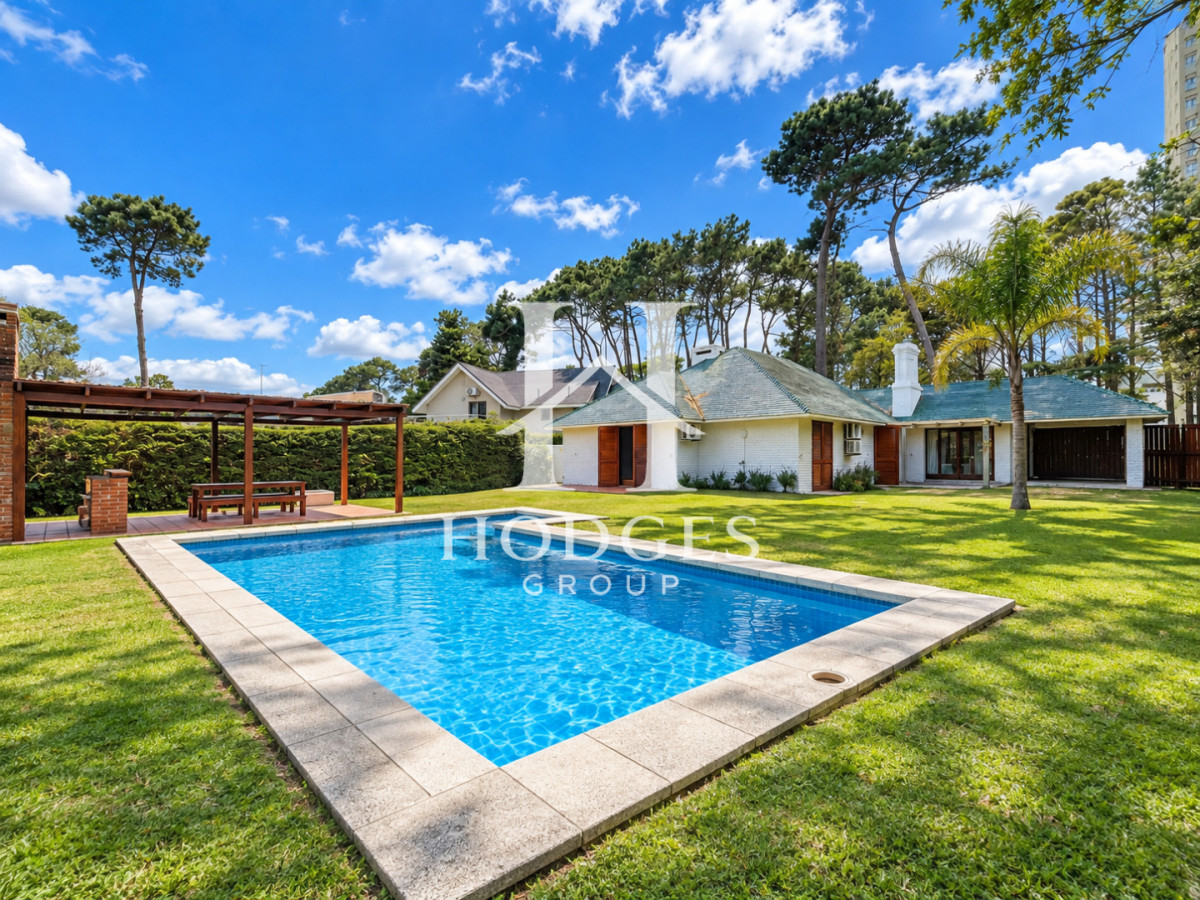 Casa ID.533 - Casa de 3 Dormitorios con Piscina y Parrillero techado en Barrio Lugano a pasos de Punta Shopping, Punta del Este