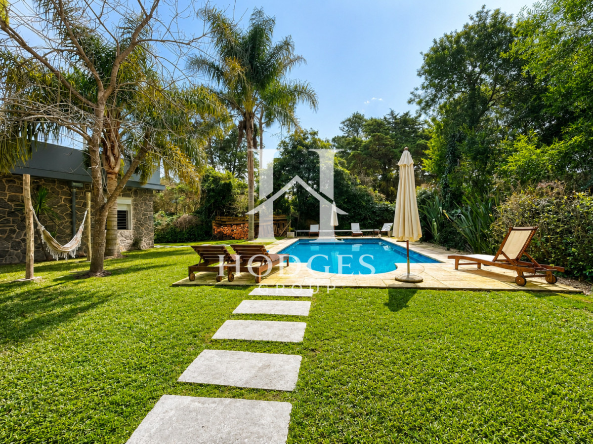 Casa ID.395 - Moderna Casa de 4 Dormitorios, Piscina Climatizada y Parrillero en Playa Mansa, Punta del Este