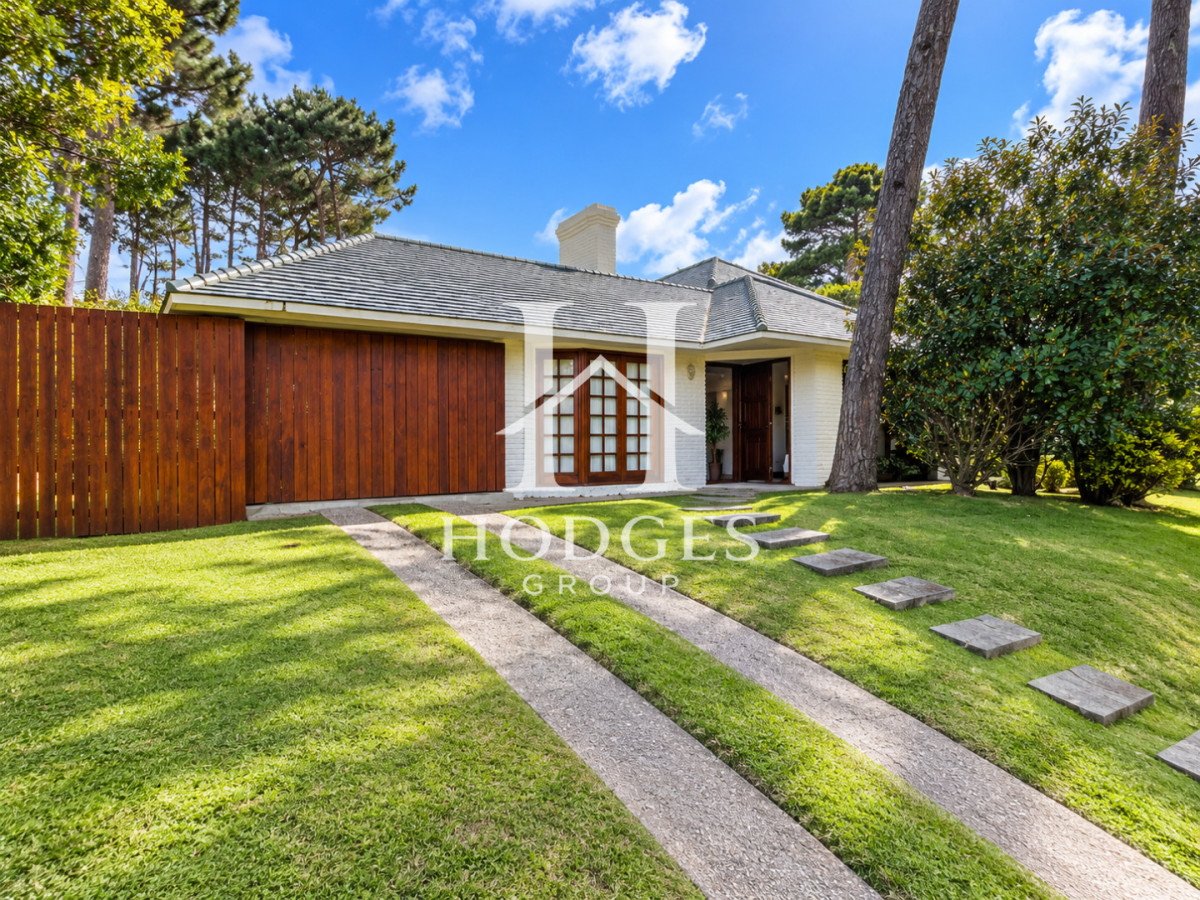 Casa ID.533 - Casa de 3 Dormitorios con Piscina y Parrillero techado en Barrio Lugano a pasos de Punta Shopping, Punta del Este
