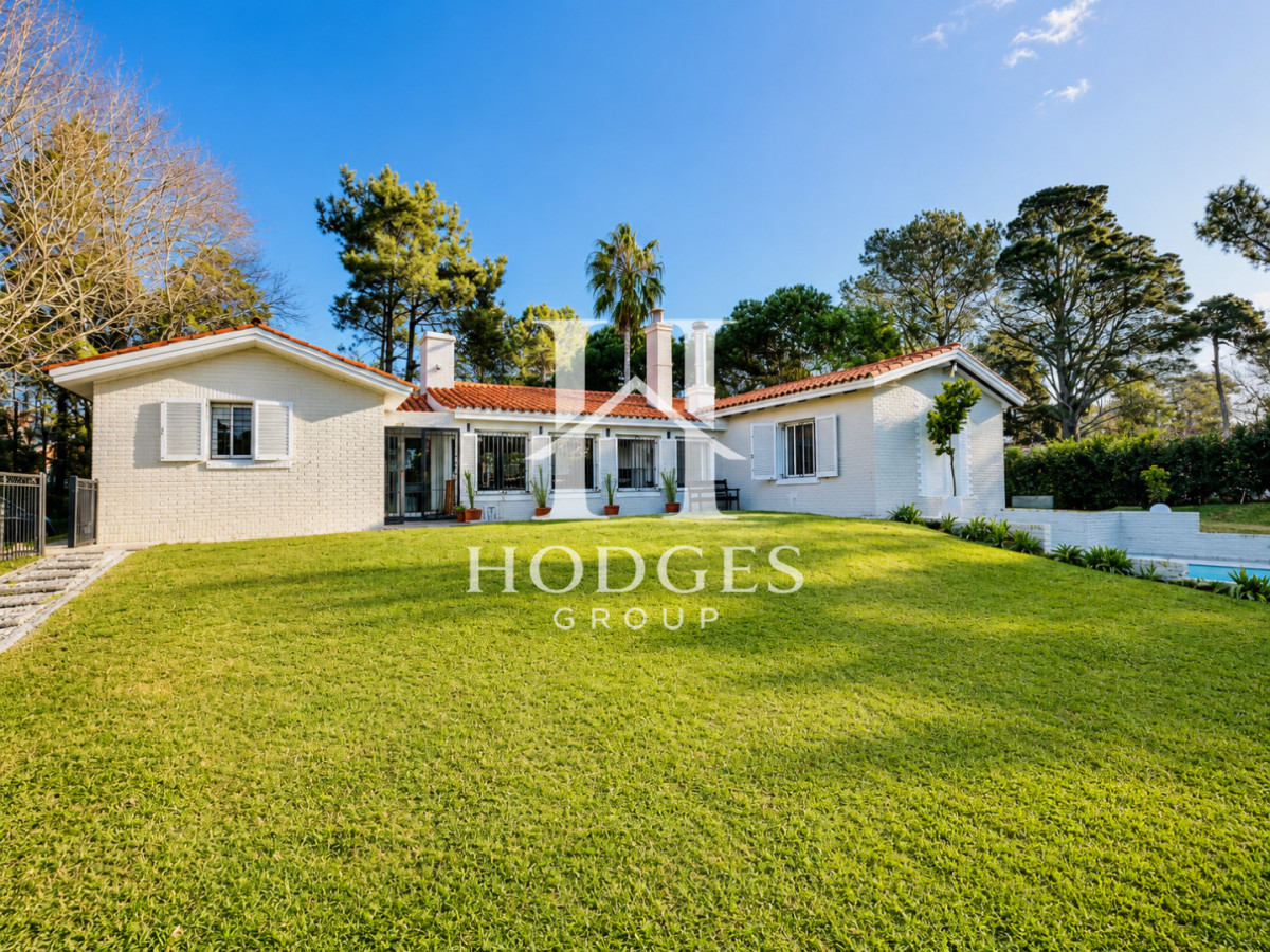 Casa ID.457 - Espectacular Casa Moderna de 5 Dormitorios con Piscina Climatizada y Barbacoa en Alquiler de Temporada, Punta del Este