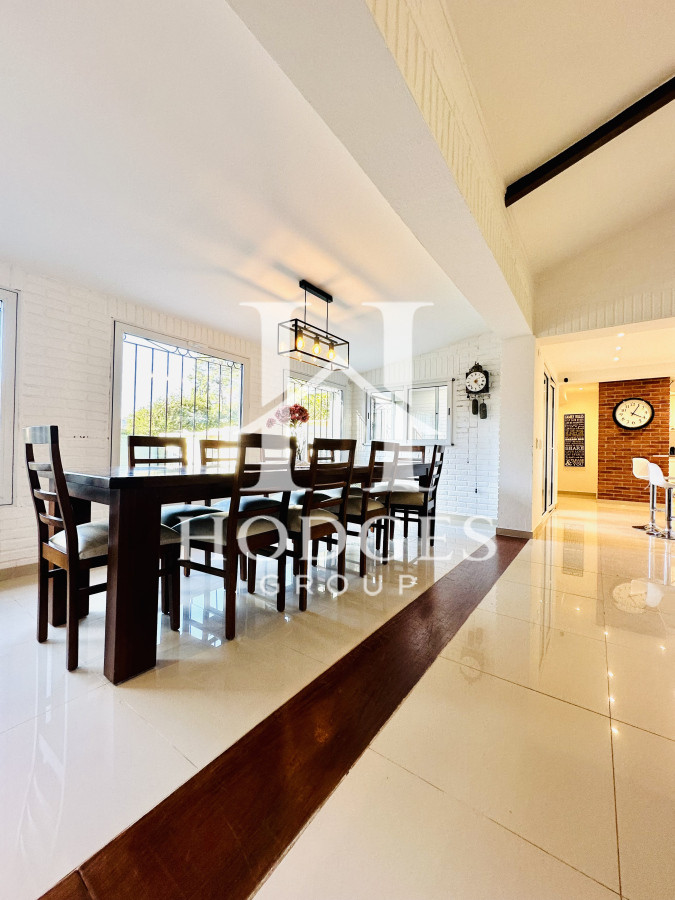Casa ID.457 - Espectacular Casa Moderna de 5 Dormitorios con Piscina Climatizada y Barbacoa en Alquiler de Temporada, Punta del Este