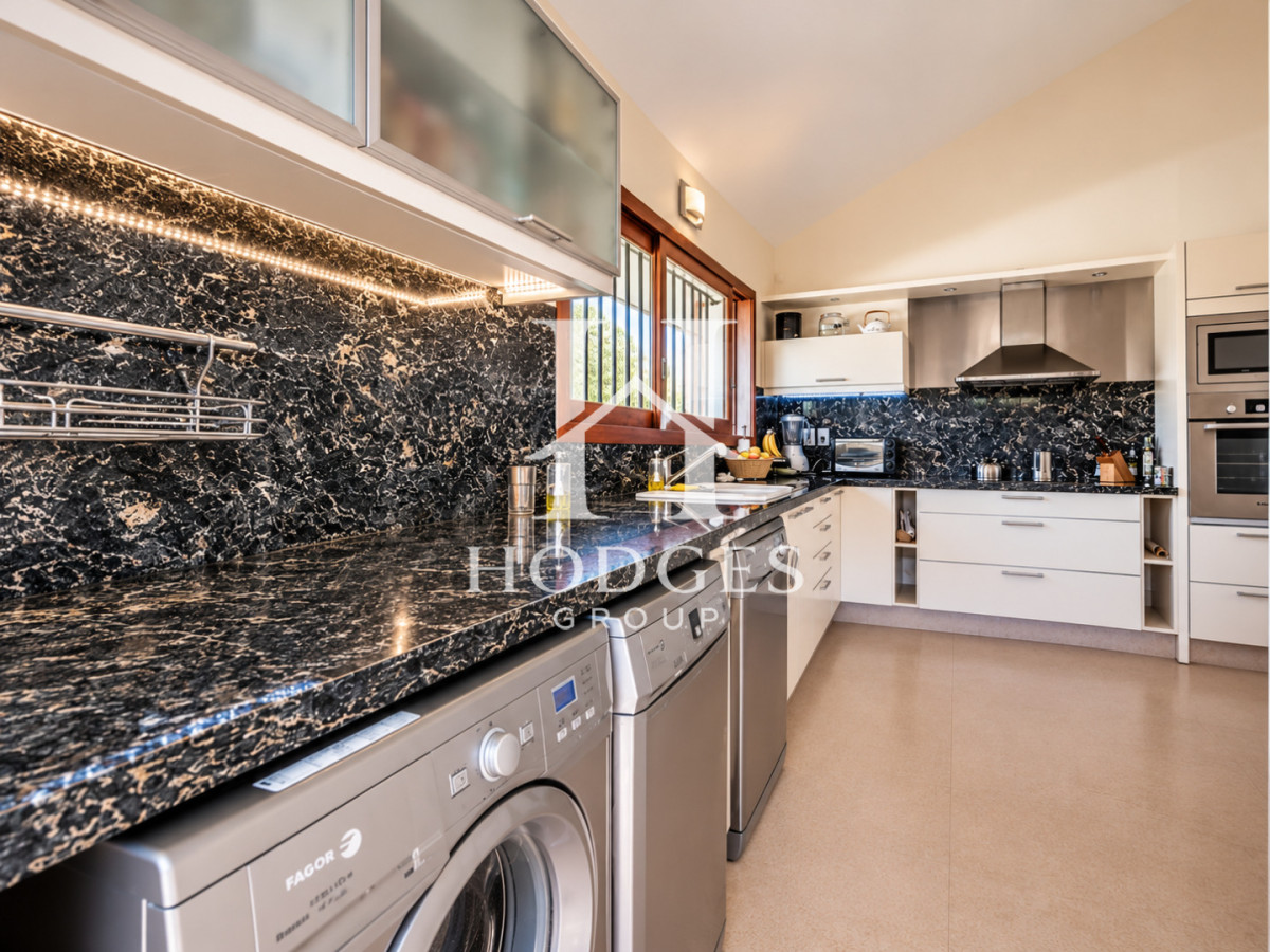 Casa ID.584 - Excelente Casa de 4 Dormitorios, Piscina Climatizada y Barbacoa a una cuadra del Mar, Playa Mansa