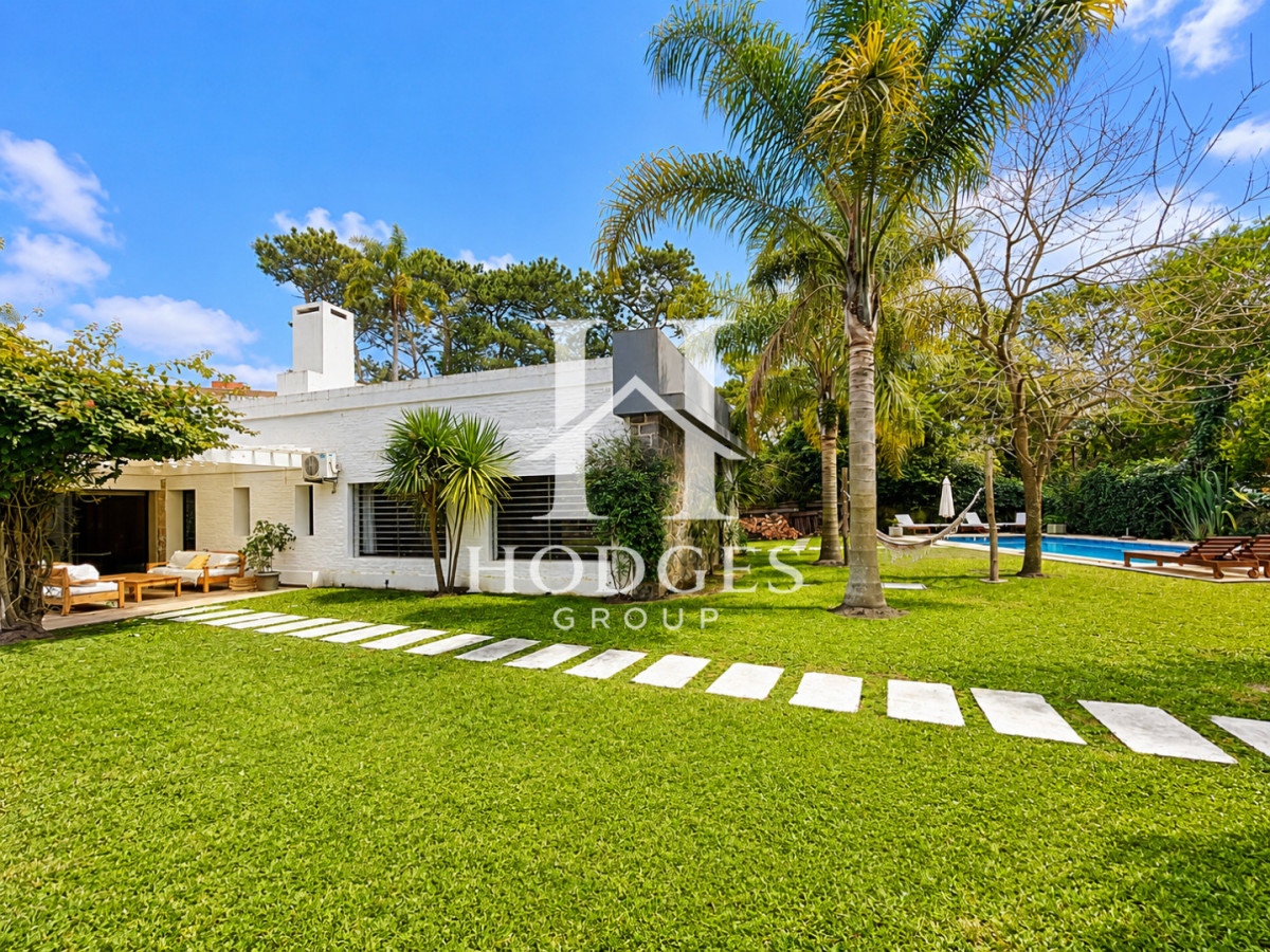 Casa ID.395 - Moderna Casa de 4 Dormitorios, Piscina Climatizada y Parrillero en Playa Mansa, Punta del Este