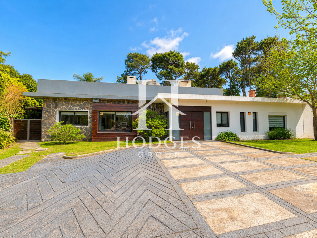 Casa ID.395 - Moderna Casa de 4 Dormitorios, Piscina Climatizada y Parrillero en Playa Mansa, Punta del Este