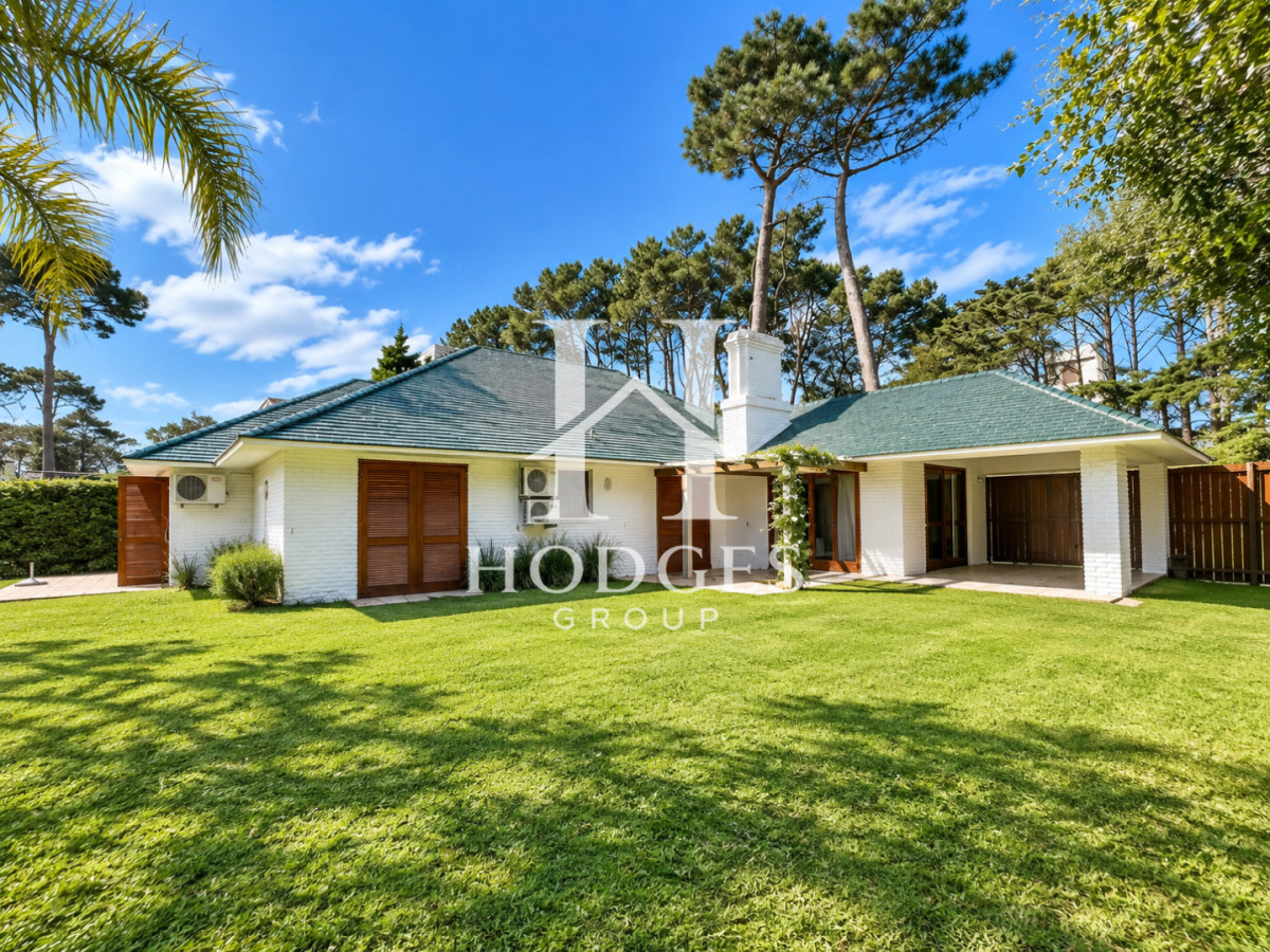 Casa ID.533 - Casa de 3 Dormitorios con Piscina y Parrillero techado en Barrio Lugano a pasos de Punta Shopping, Punta del Este